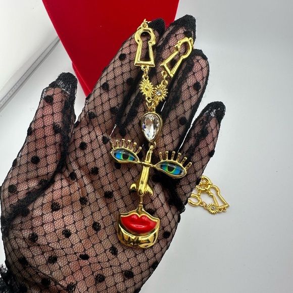 Visage Baroque Gold Artistic Face Pendant Necklace - Picture 1 of 11